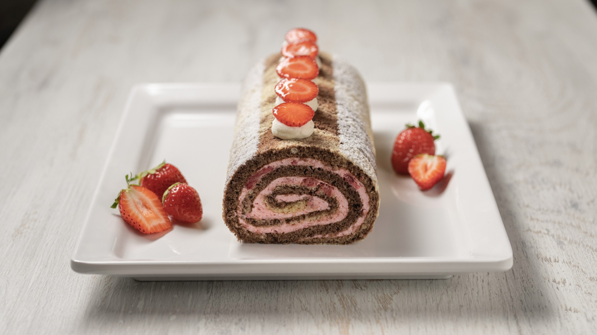 Marmorierte Erdbeerroulade. Rezept für den Sommer