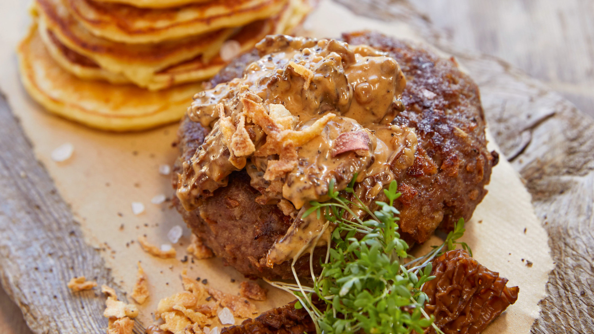 Rindfleischbulette Förster Art an Kartoffel-Pancakes