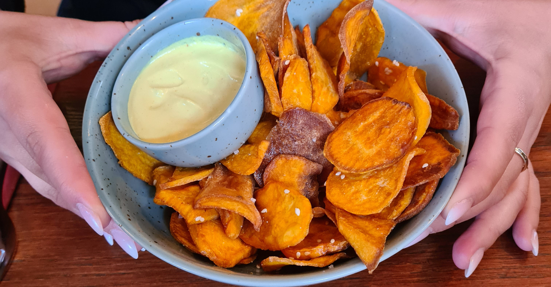 Kartoffelhaus in Freiburg: Eine Schüssel Chips mit Dip