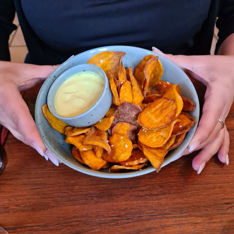 Kartoffelhaus in Freiburg: Eine Schüssel Chips mit Dip