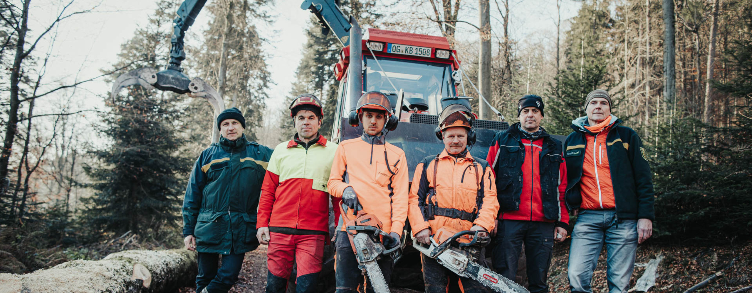 Forstbezirksleiter Georg Pfüller (von links), Josef Spothelfer, Manuel Braun,  Klaus Schwörer, Revierförster Christoph Kurzbach und Amtsleiter Holger Schütz