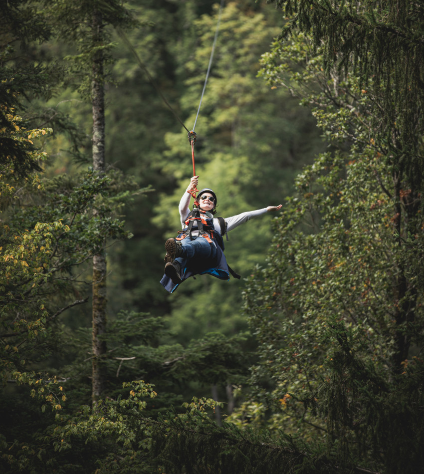 Autorin Karin Heckers beim Ziplining