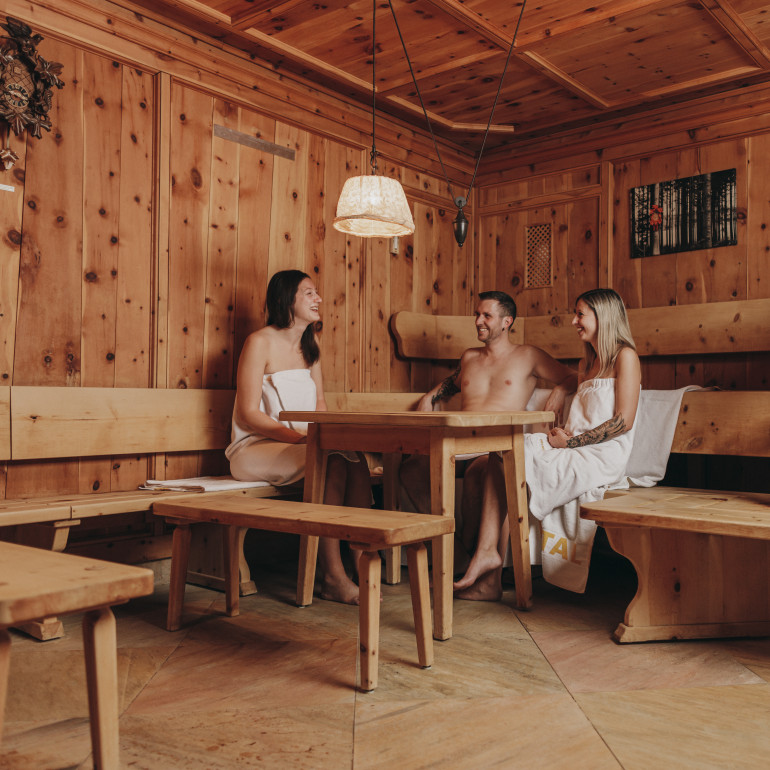 Drei Menschen in der Sauna
