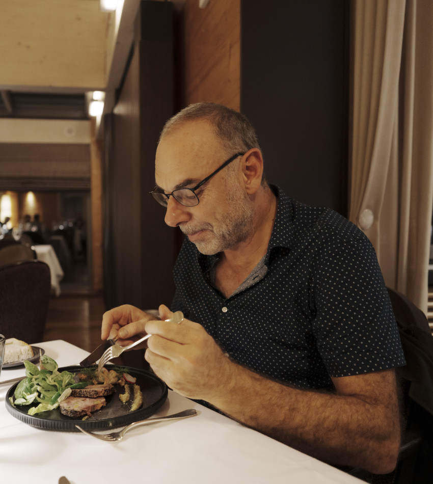 Autor Pascal Cames beim Essen in der Moulin de la Walk