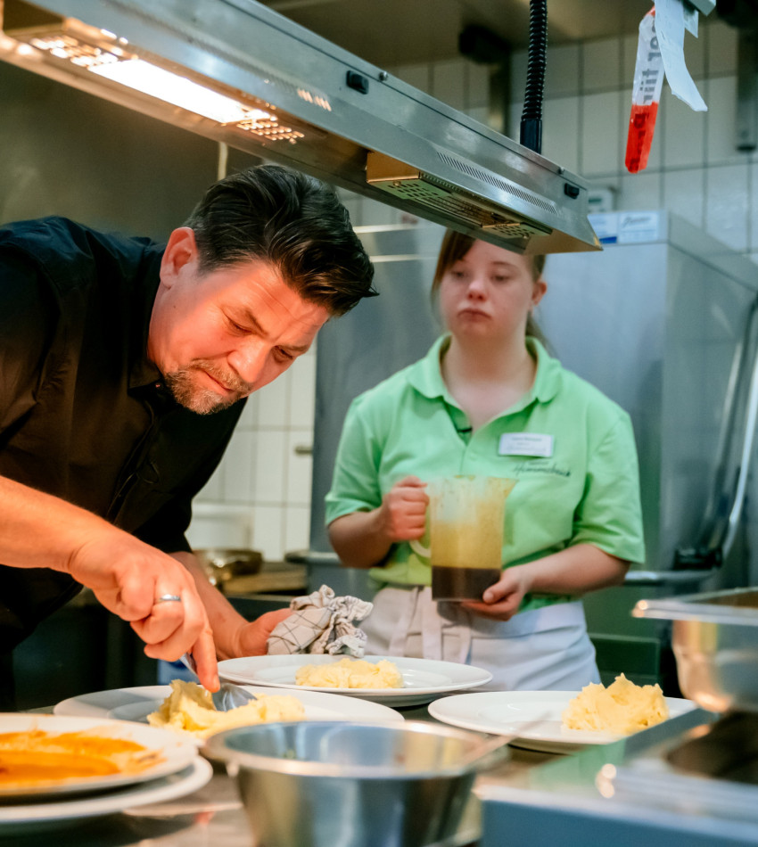 Tim Mälzer mit Protagonistin der Doku "Zum Schwarzwälder Hirsch"