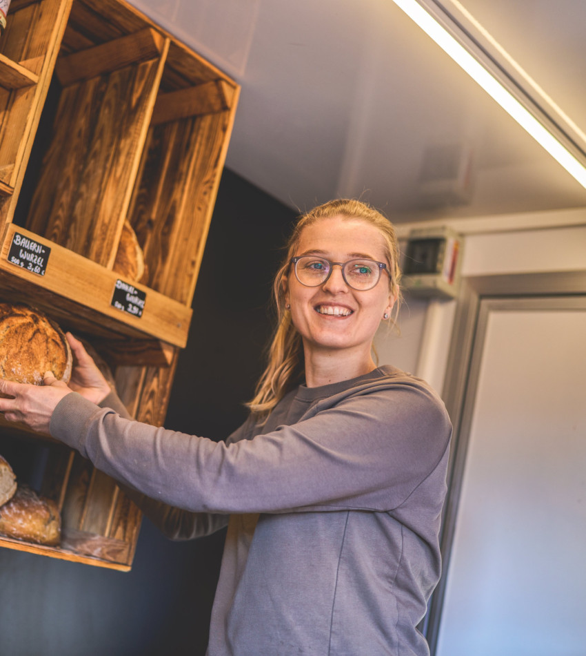 Bäckerin mit Brot