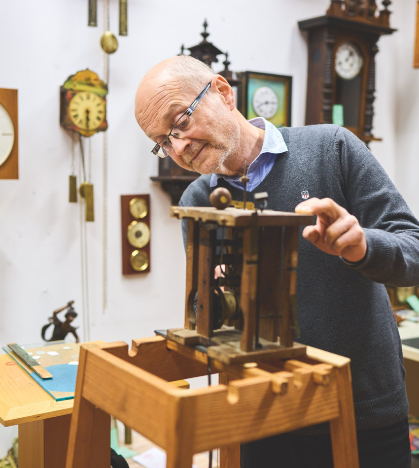 Mensch und Uhren im Hintergrund