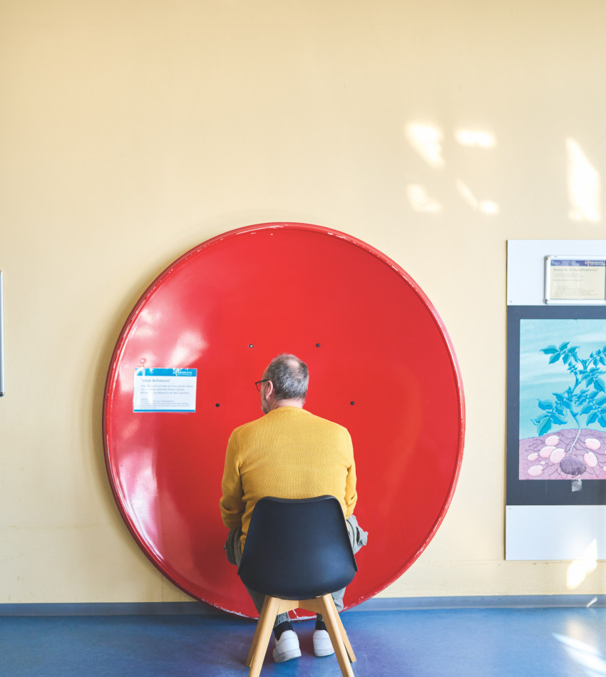 Mann sitzt im Museum
