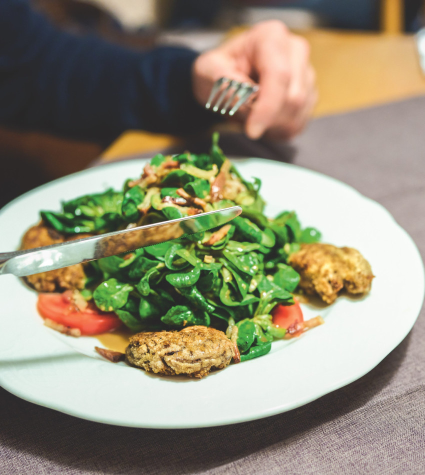 Mann isst Salat