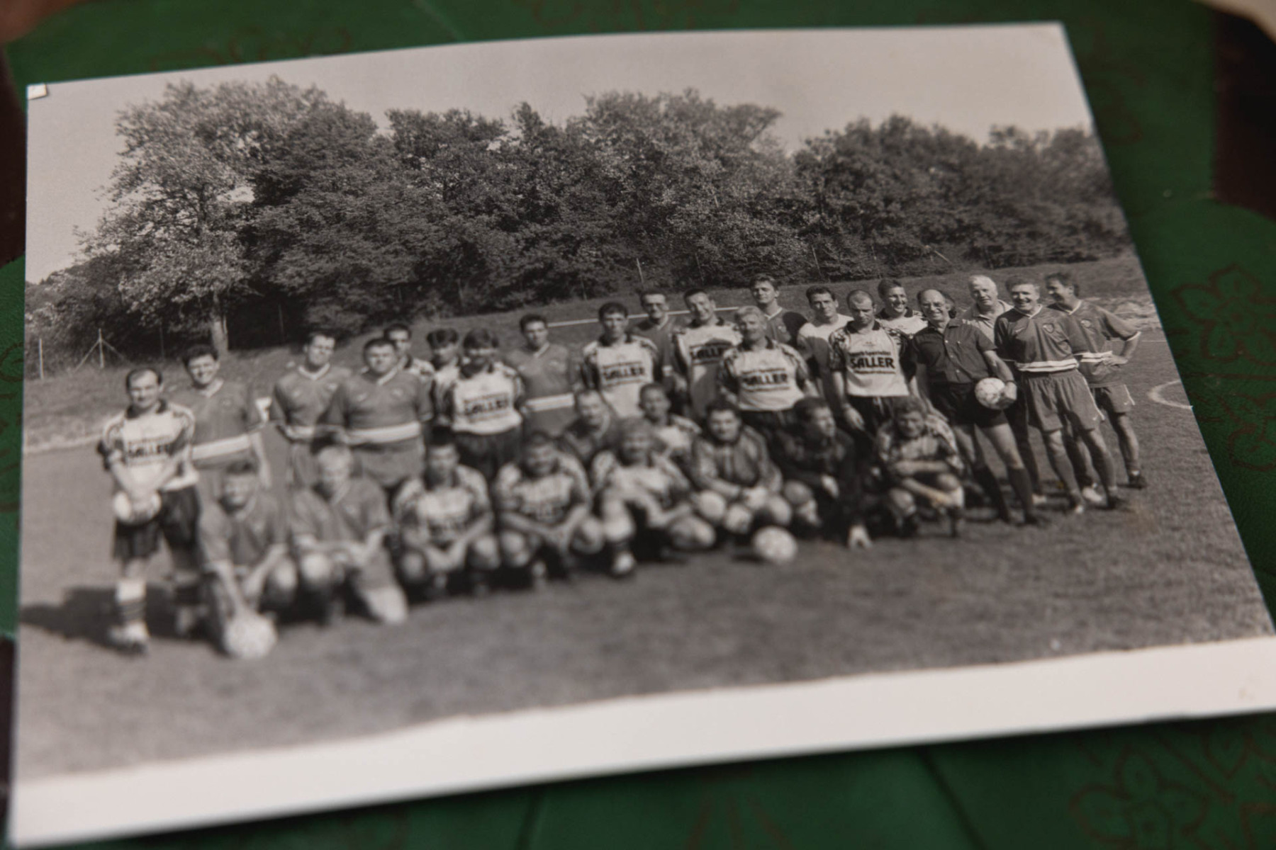 Ein altes schwarz-weiß-Foto einer Fußballmannschaft.