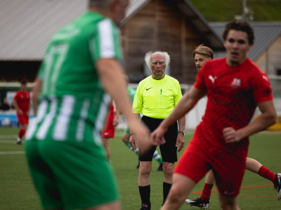 Werner Ziebold in neongelbem Schiedsrichtertrikot auf dem Platz.