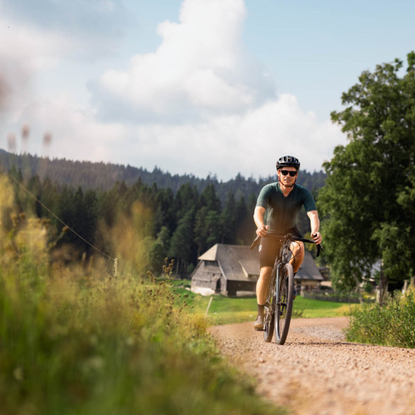 Ein Gravelbike-Fahrer fährt über eine Landstraße.