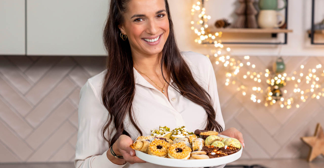 Sally Özcan mit einem Blech Plätzchen