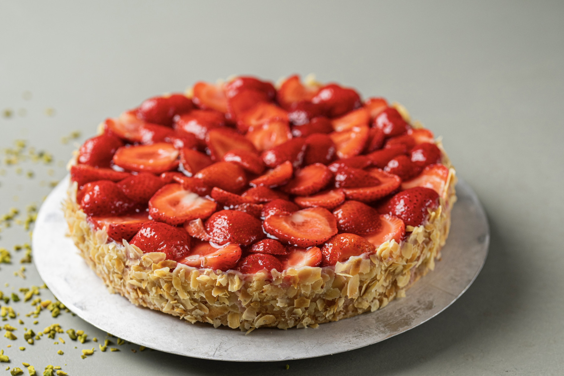 Erdbeerkuchen auf einem weißen Teller 