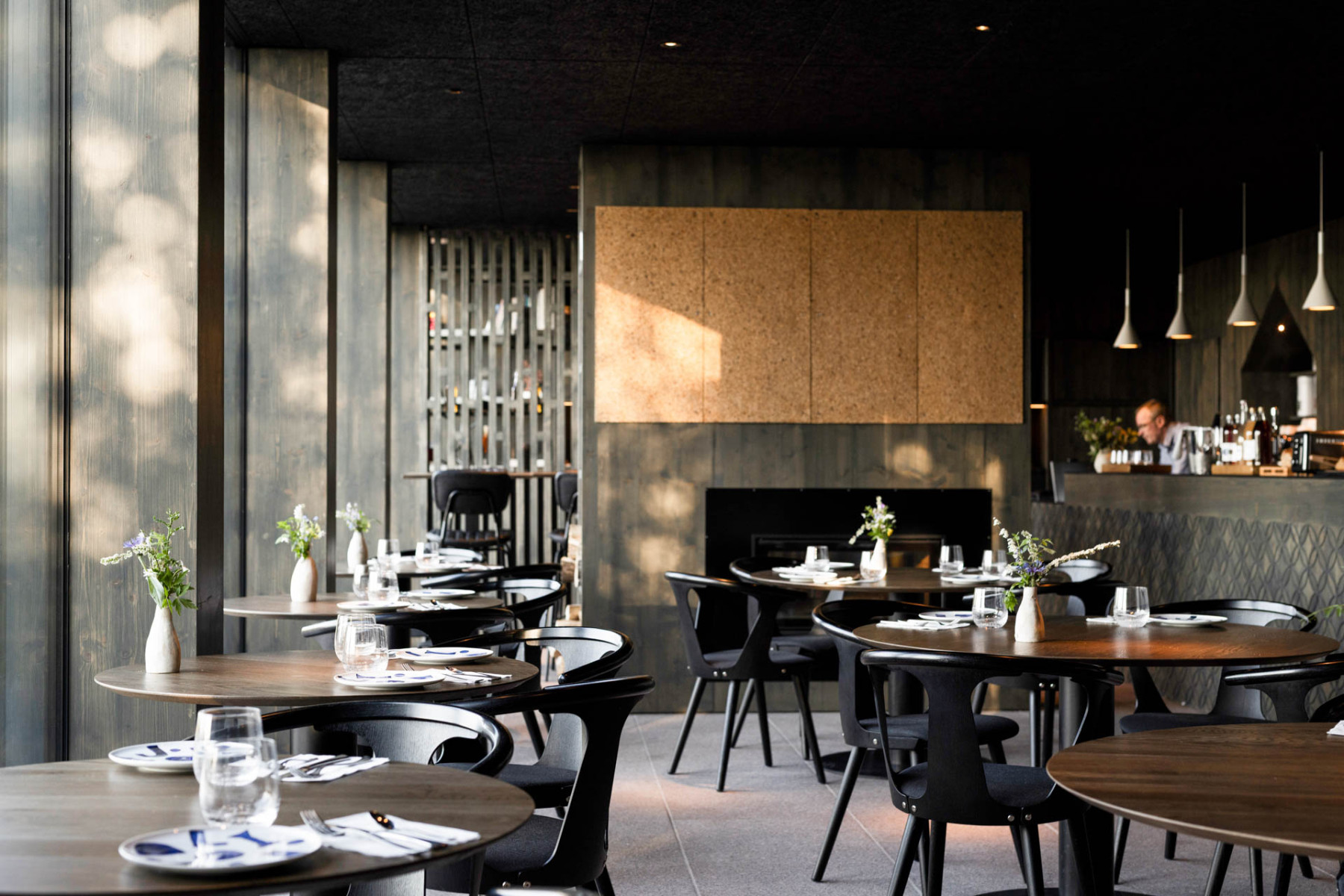 Das Restaurant im 48°Nord ist in schlichtem, elegantem grau gehalten.