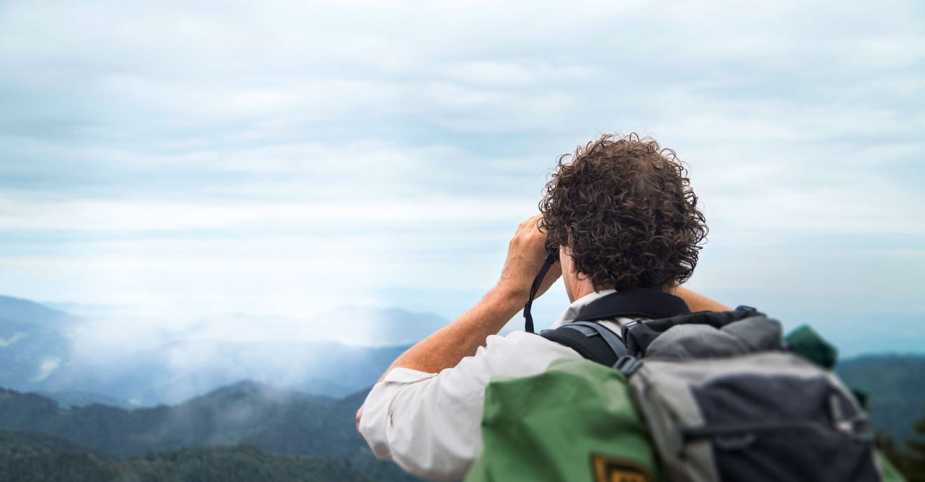 Ranger der in die Weite blickt