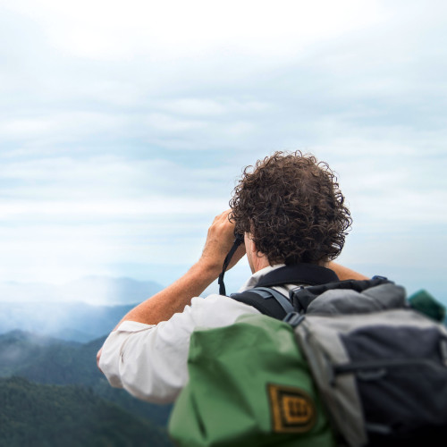 Ranger der in die Weite blickt