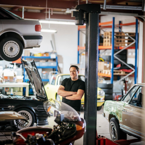 Oldtimer mit E-Antrieb: Legend Motors macht Klassiker in Villingen-Schwenningen fit für die Zukunft.