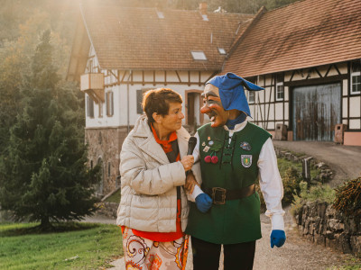 Eine Frau, die mit Narren schwätzen kann