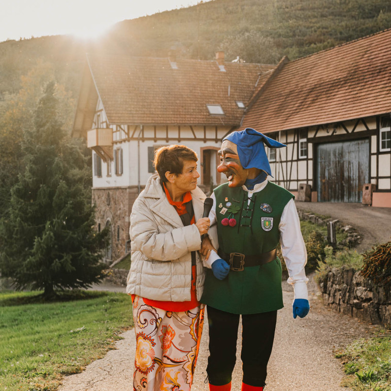 Eine Frau, die mit Narren schwätzen kann