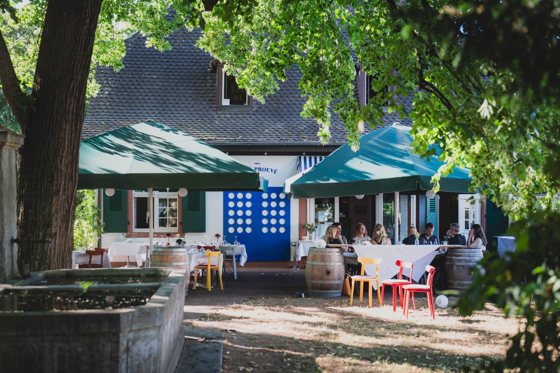 Im Innenhof des Café Gupi stehen Tische und Stühle für die Gäste bereit.
