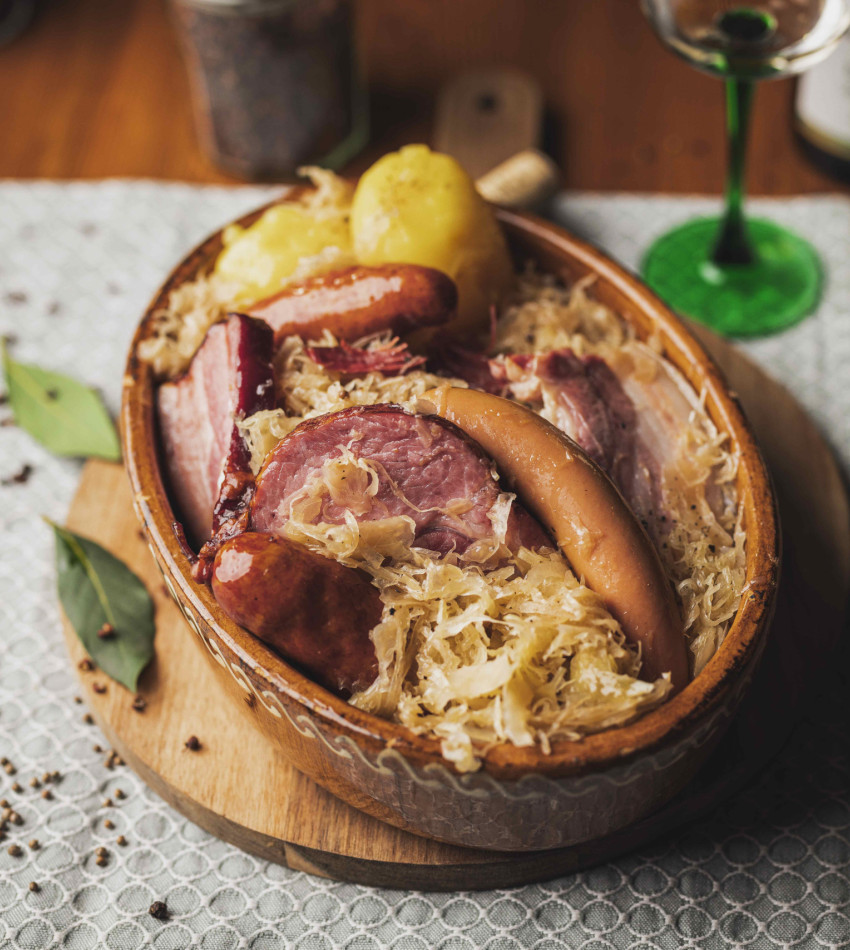 Sauerkraut klassisch mit x Sorten Wurst und Fleisch. Dazu ein Glas Weißwein