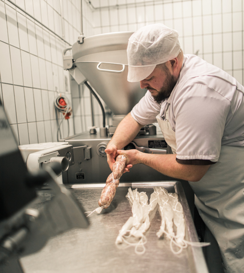 Das Fleisch wird in Kunstdärme gefüllt