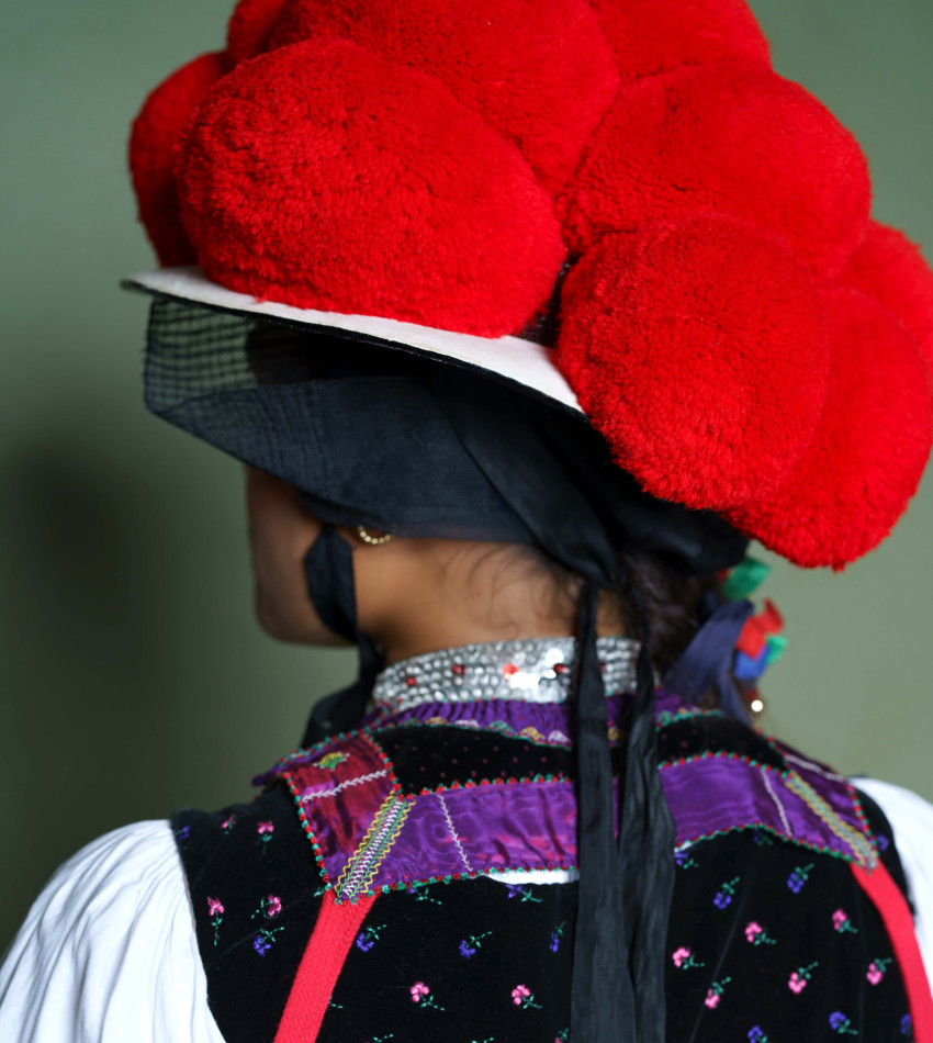 Detailaufnahme eines traditionellen Bollenhuts und Schwarzwälder Tracht von hinten