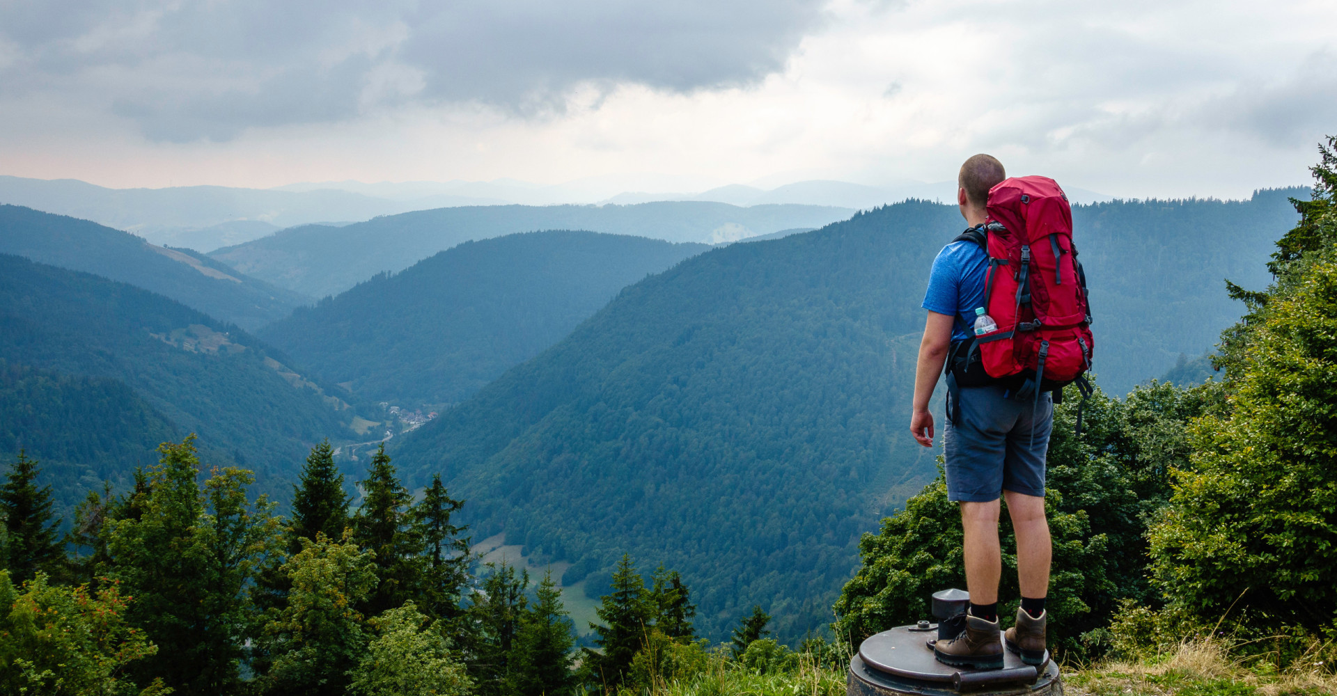 Ein Mann wandert im Schwarzwald