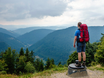 Ein Mann wandert im Schwarzwald