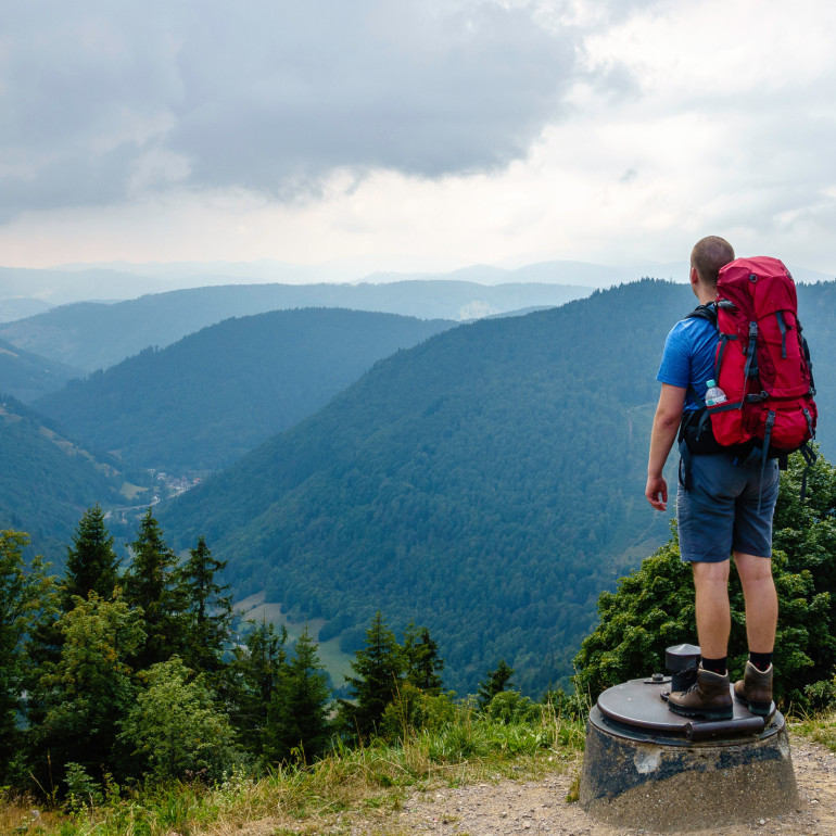 Ein Mann wandert im Schwarzwald