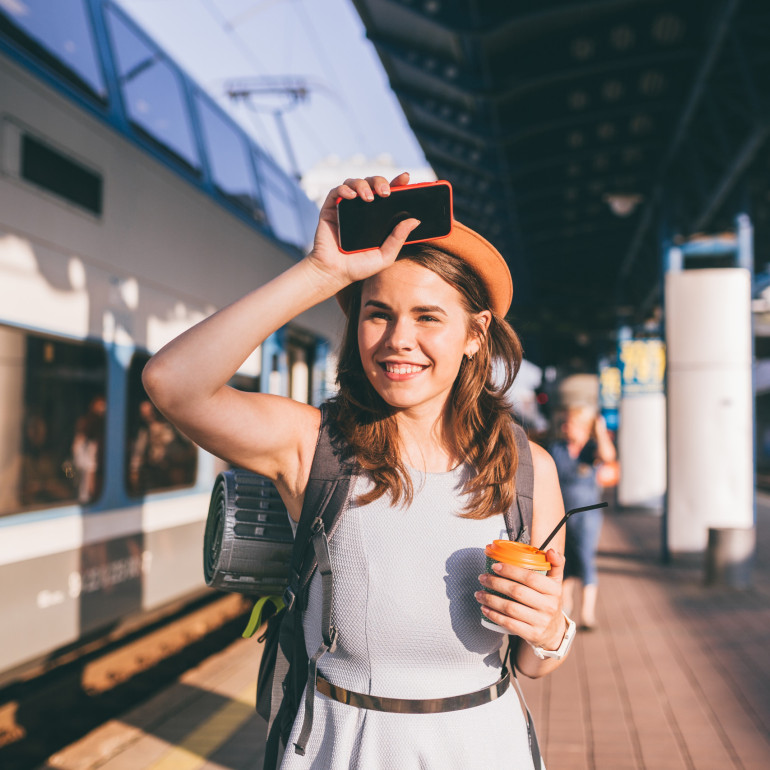 Frau von Sonne geblendet am Gleis