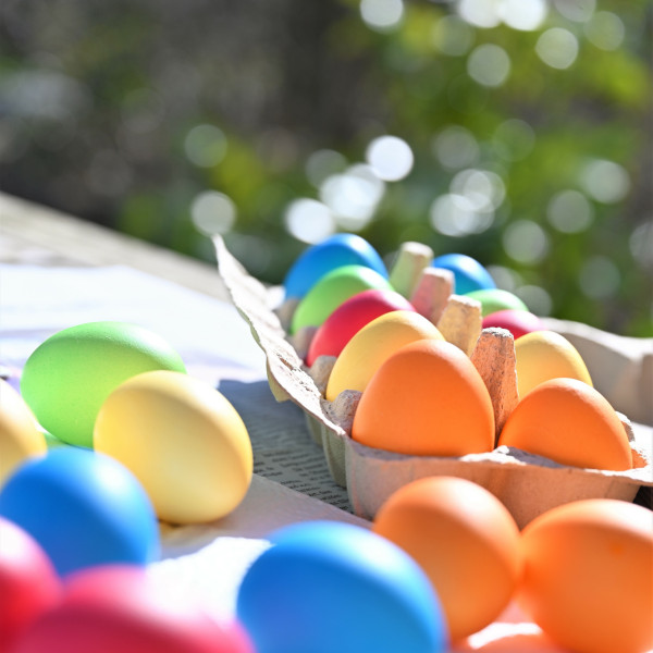 Eier färben im Freien