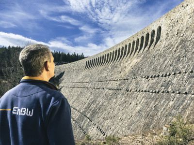 Ein Mann blickt auf die Staumauer in Forbach