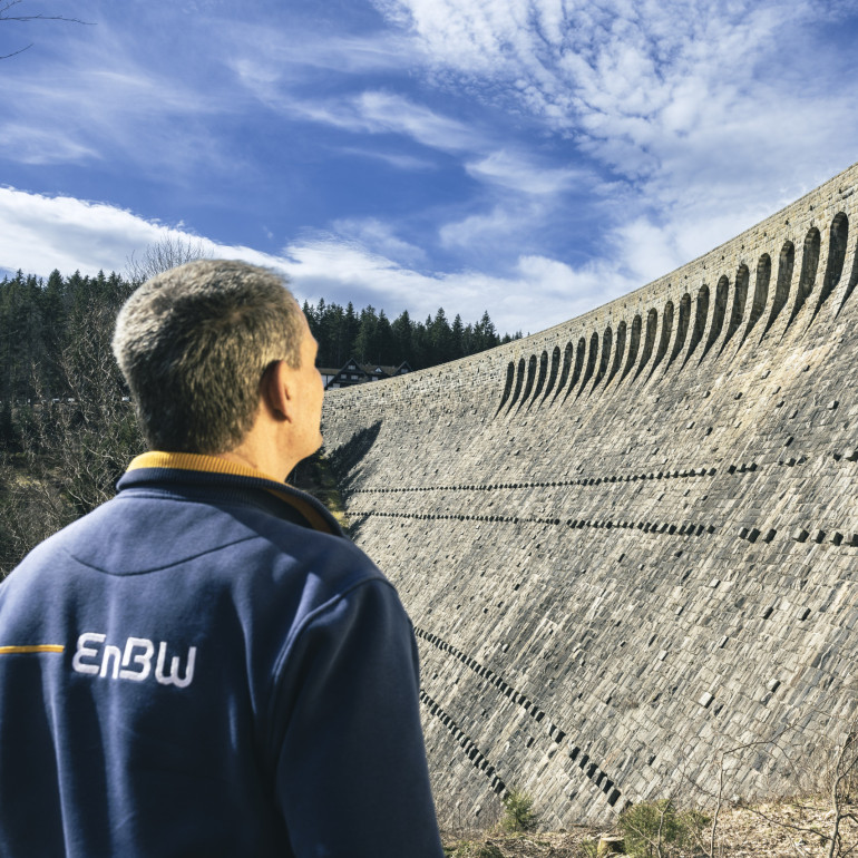 Ein Mann blickt auf die Staumauer in Forbach