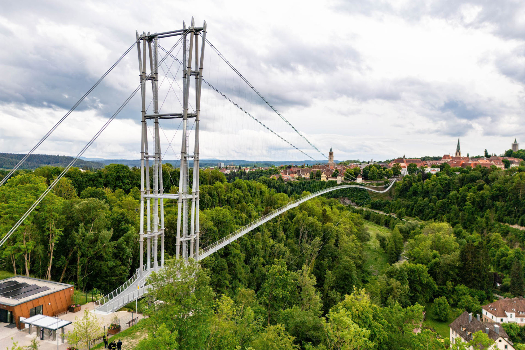 Die Neckarline in Rottweil erstreckt sich über Baumkronen.