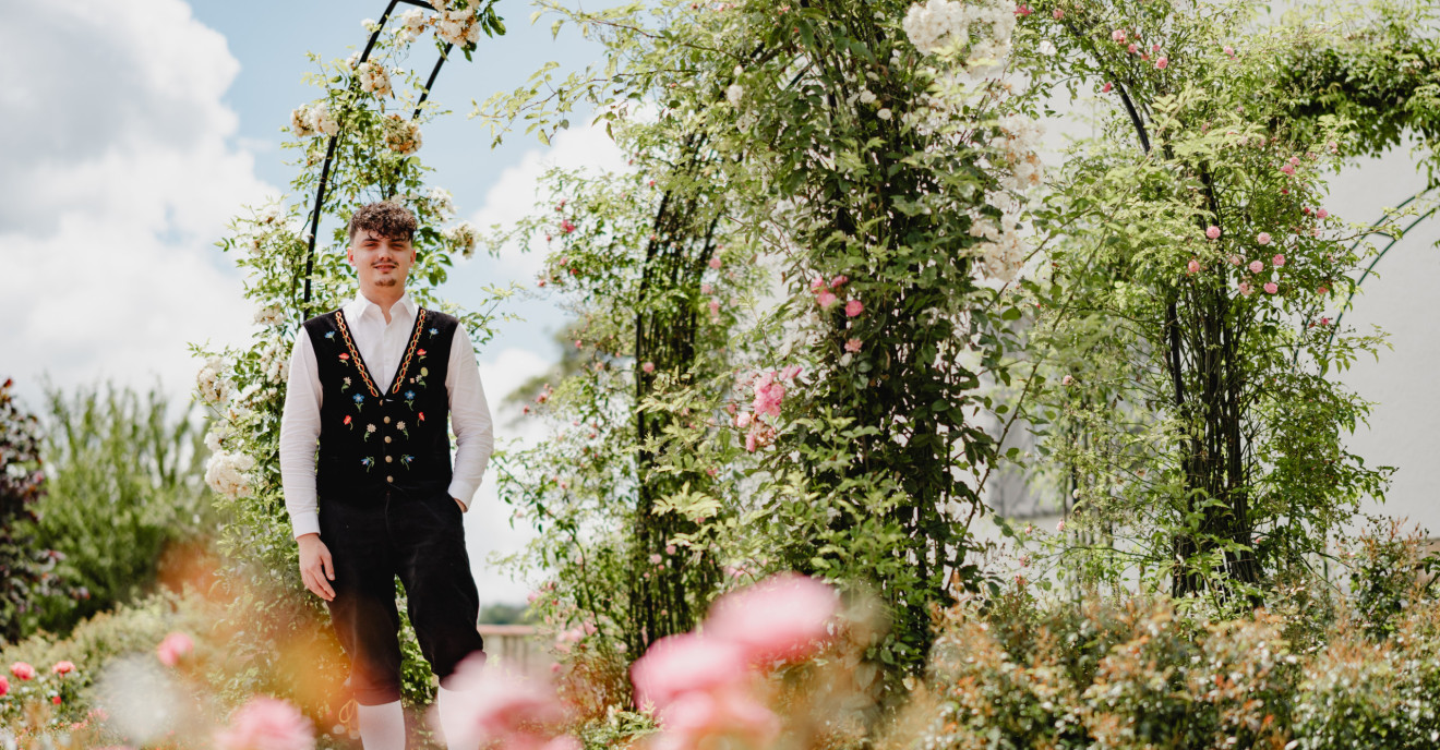 Der Rosenkönig Freddy steht im Rosengarten 