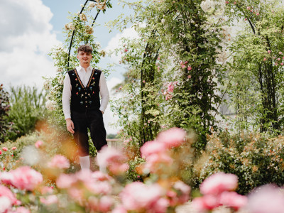 Der Rosenkönig Freddy steht im Rosengarten 