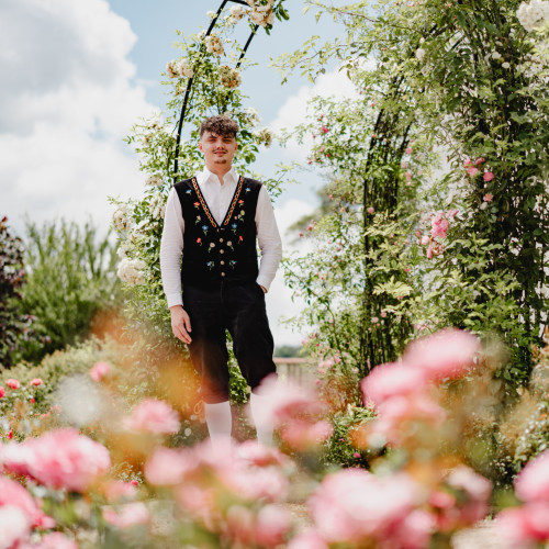 Der Rosenkönig Freddy steht im Rosengarten 