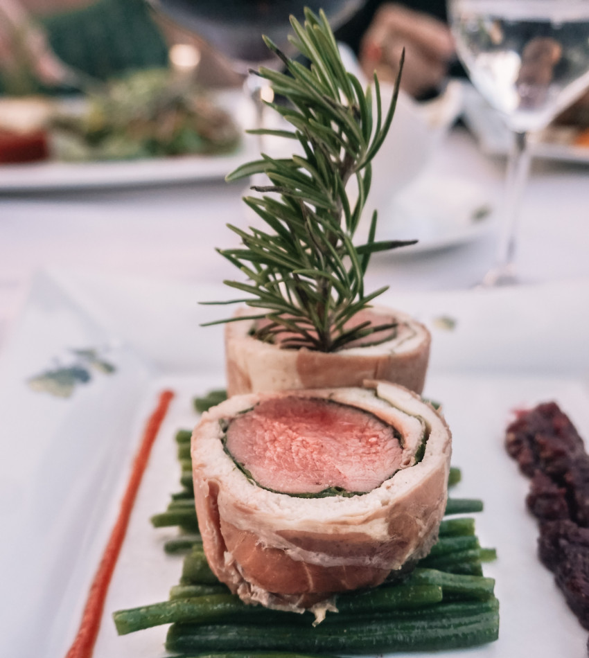 Blanchierte Bohnen als Unterlage zum Lammfleisch im Ziegen-Frischkäse-Mantel