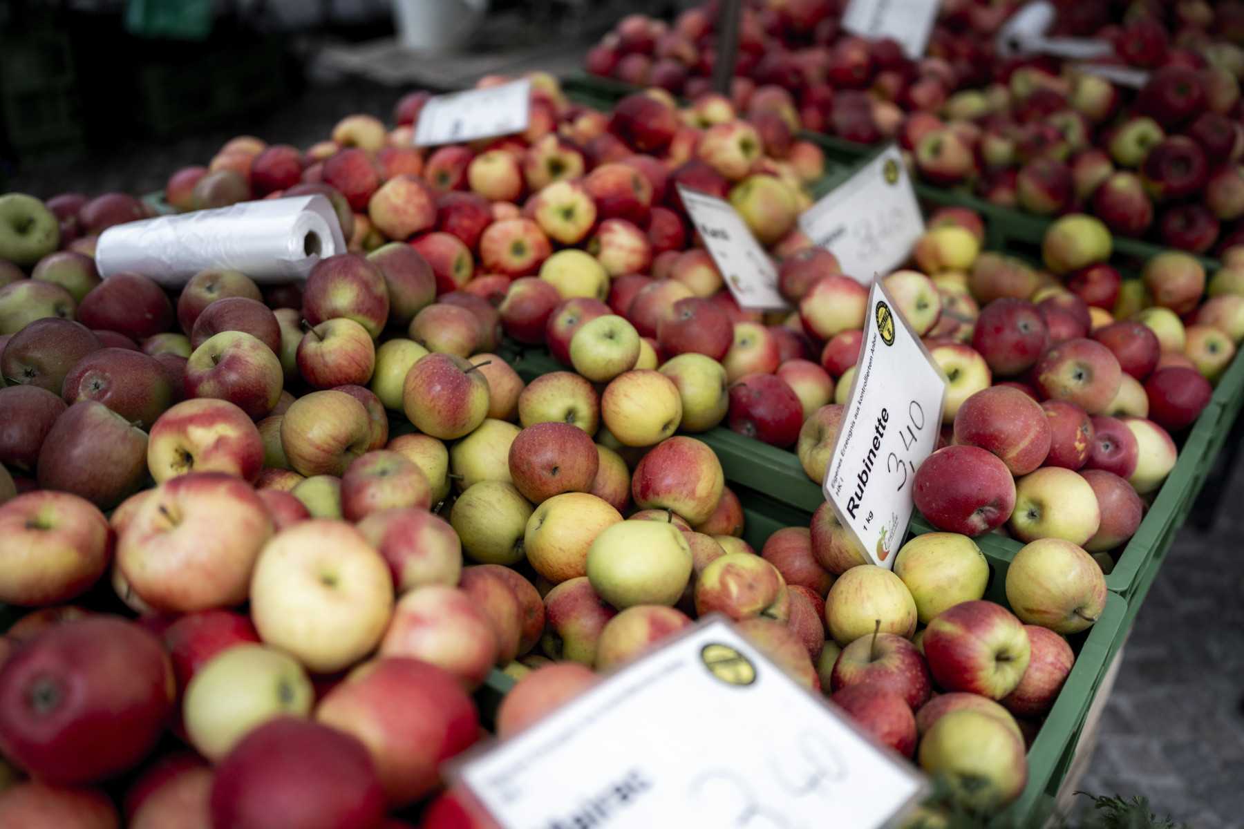 Äpfel auf dem Wochenmarkt in Lörrach