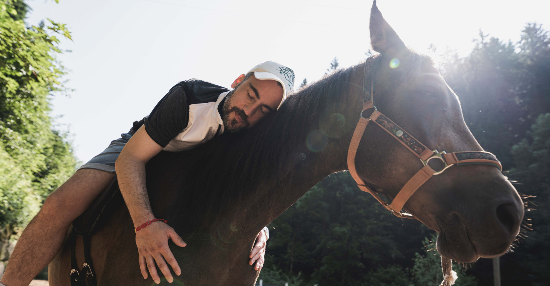 Redakteur Patrick Czelinski beim Pferdeyoga