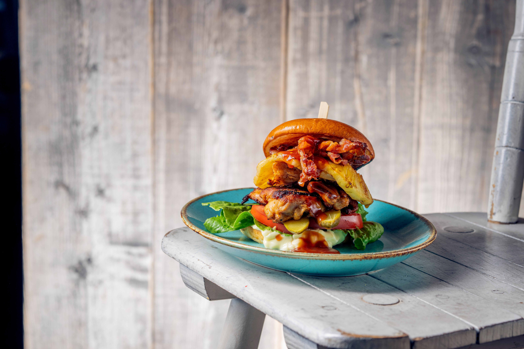 Hähnchen-Burger auf blauem Teller
