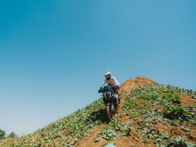 #heimat-Herausgeber Ulf Tietge fährt in einem Steinbruch bei Rottweil Motorrad