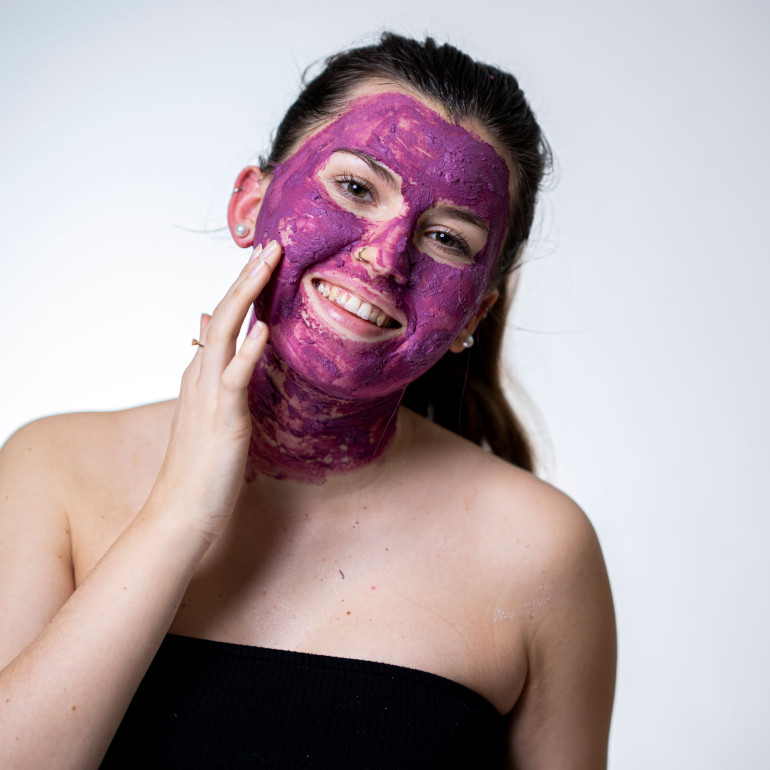 Frau mit Skin-Food-Maske