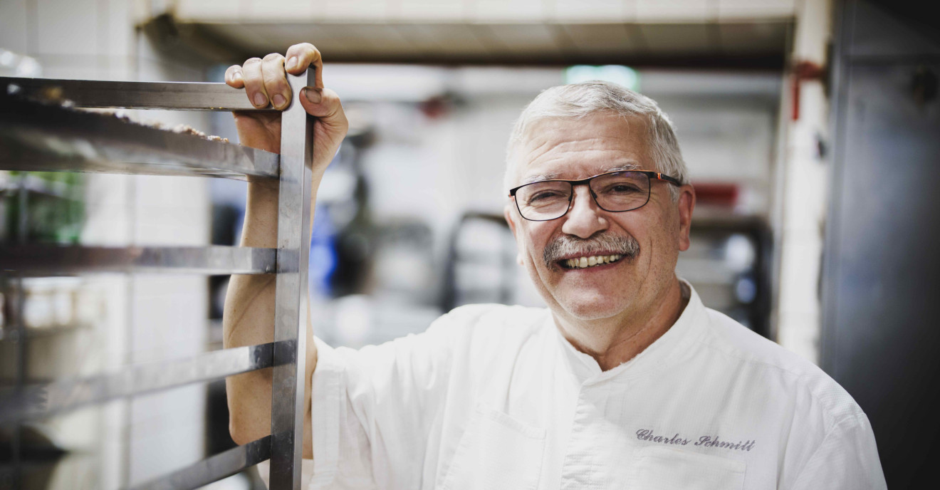 Der glückliche Pâtissier Charles Schmitt in seiner Backstube