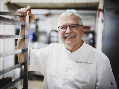 Der glückliche Pâtissier Charles Schmitt in seiner Backstube