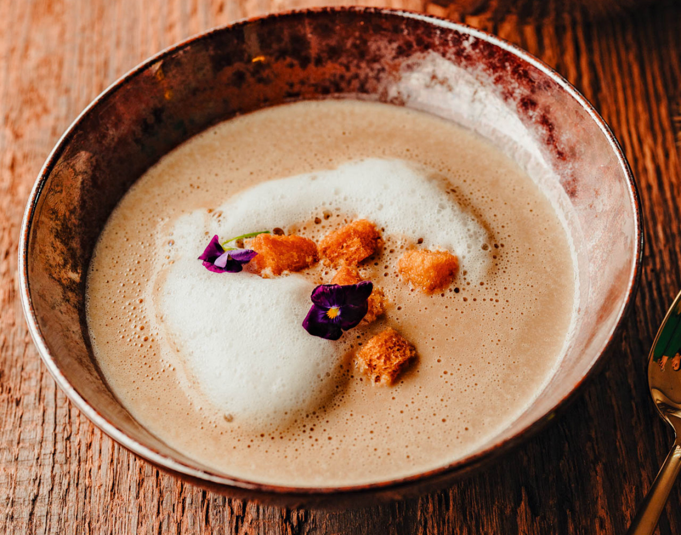 Eine Schale mit Suppe 