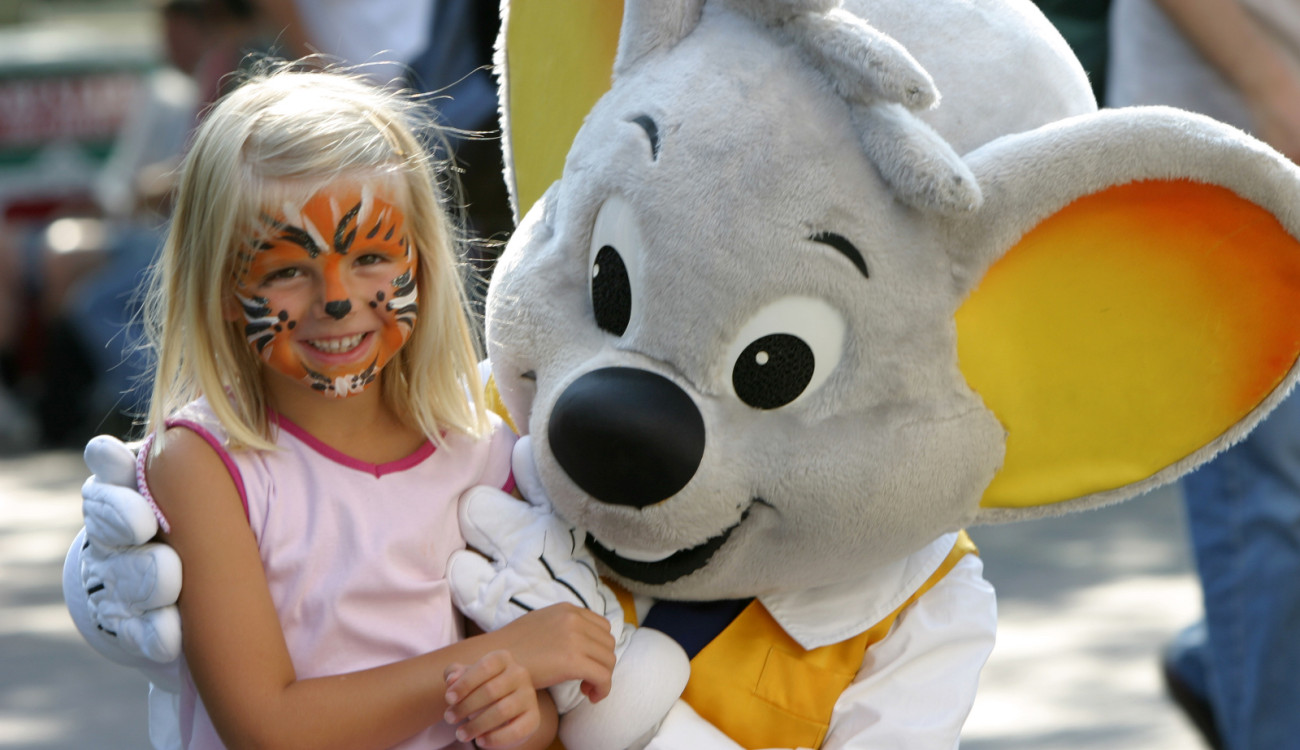 Euro-Maus mit Mädchen im Arm im Europa-Park