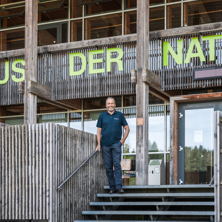 Roland Schöttle vor dem Haus der Natur